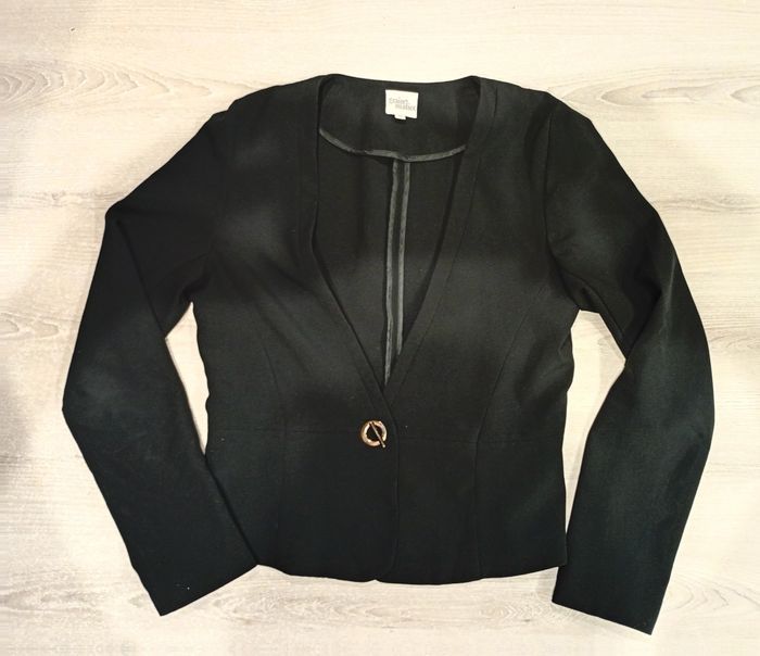 Veste de blazer noire – Grain de Malice – Chic & Détails Dorés
- photo numéro 3