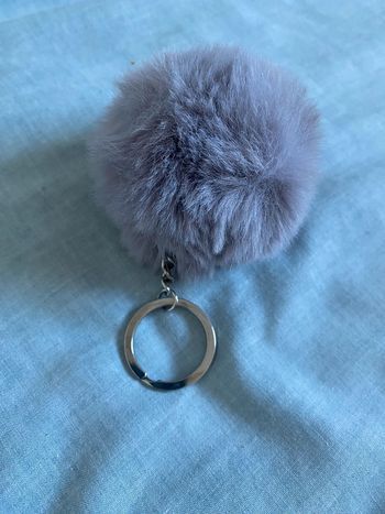 Porte-clés pompon gris