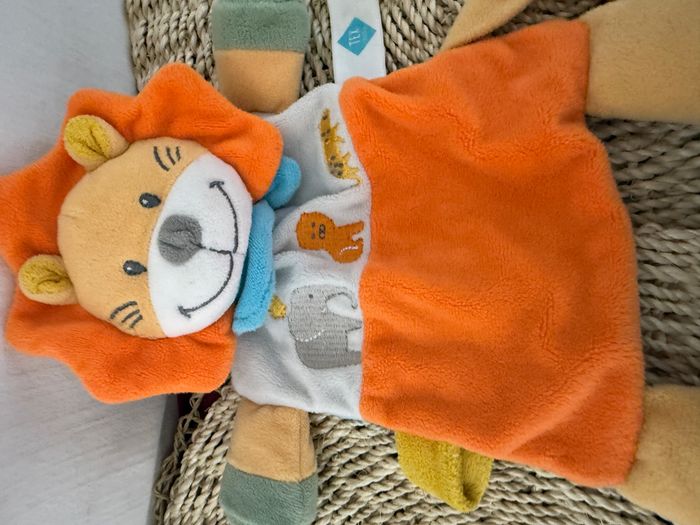 Doudou plat attache-tétine lion orange, jaune et bleu Tex - photo numéro 2