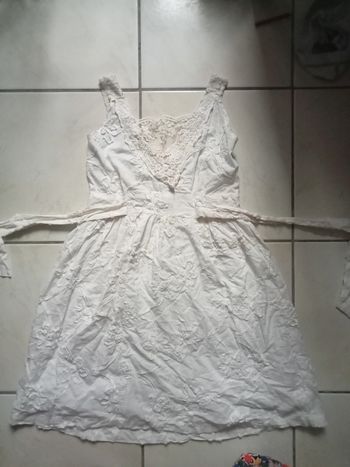Très jolie robe à dentelle fleurie