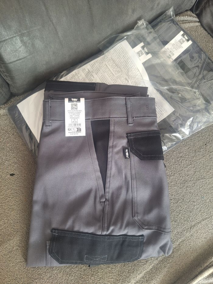 Lot de 3 pantalons de travail neufs avec étiquettes - photo numéro 2