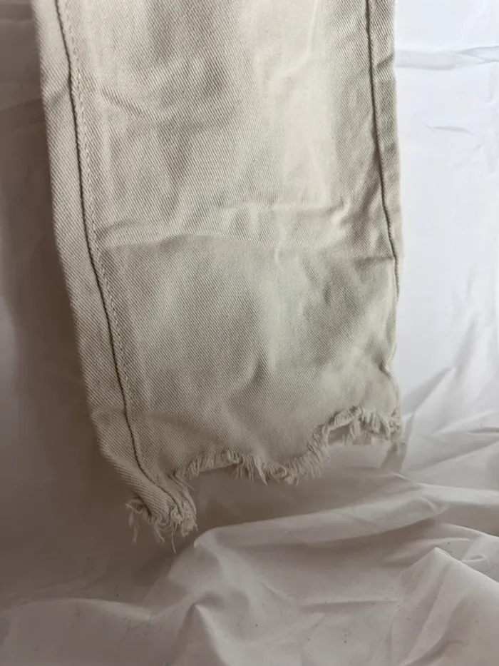 Jean crème YesStyle – Neuf & tendance avec finition effilée/déchirée aux chevilles - photo numéro 4