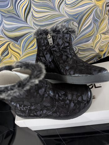 Chaussures montantes en cuir tout doux et souple. Taille 23. Neuf. Noël