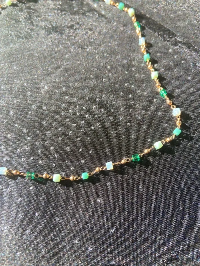 Collier vert doré perles carrées pres du cou - photo numéro 2
