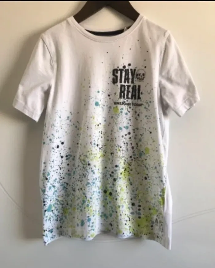 tshirt c&a motifs taches de peintures petit défaut d’où le prix bas 134-140 cm