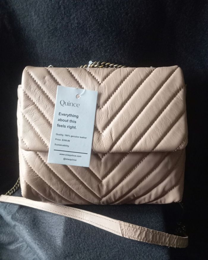 Magnifique Sac Neuf couleur Taupe Rose bandoulière transformable matelassé en cuir italien valeur 399$ soldé a 170$