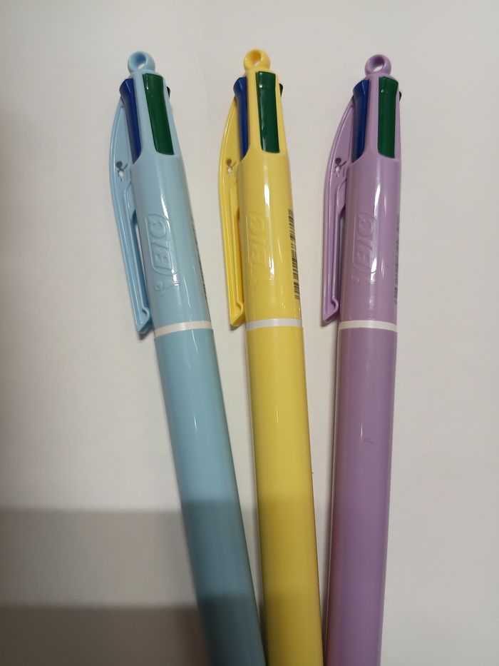 3 stylos BIC 4 COULEURS- corps coloré- neufs- - photo numéro 3