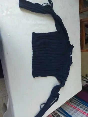 Pull bleu avec manches aérées