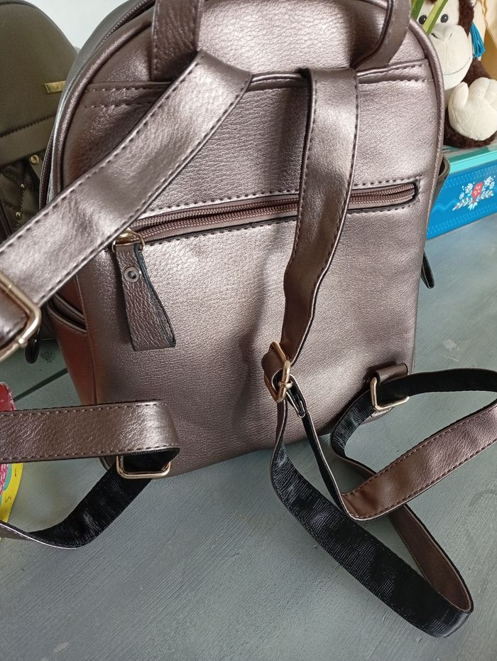 Sac à dos avec rivets. Carla Faustine - photo numéro 3