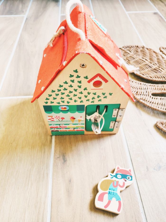 🏡Maison multi activités avec serrures/verrous en bois et feutrine marque Lilliputiens - photo numéro 5
