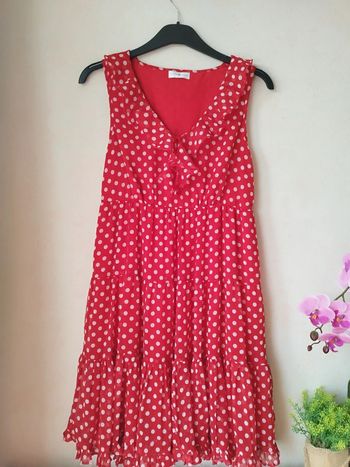Robe fluide rouge à pois blanc