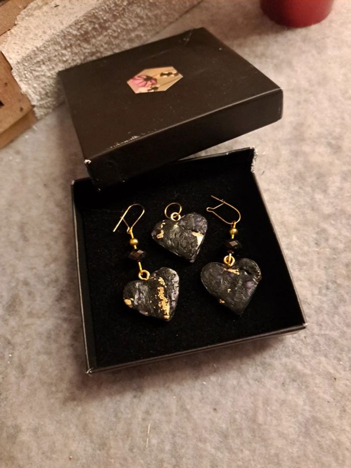 Boucles d'oreilles pendante avec pendentif assortie noir doré - photo numéro 2