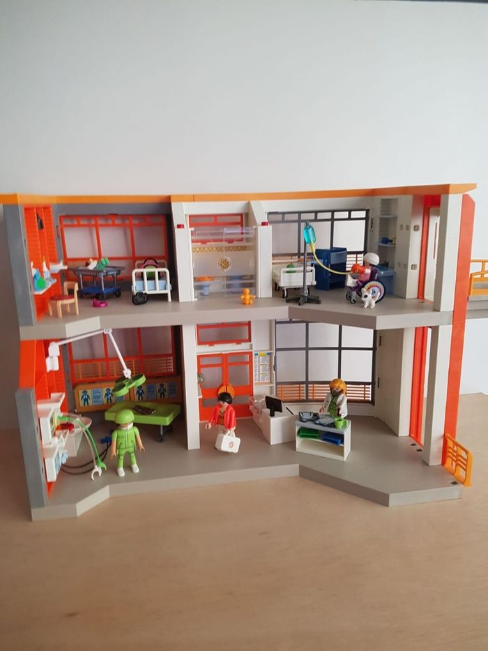 Playmobil hôpital aménagé avec docteur et accessoires - photo numéro 2