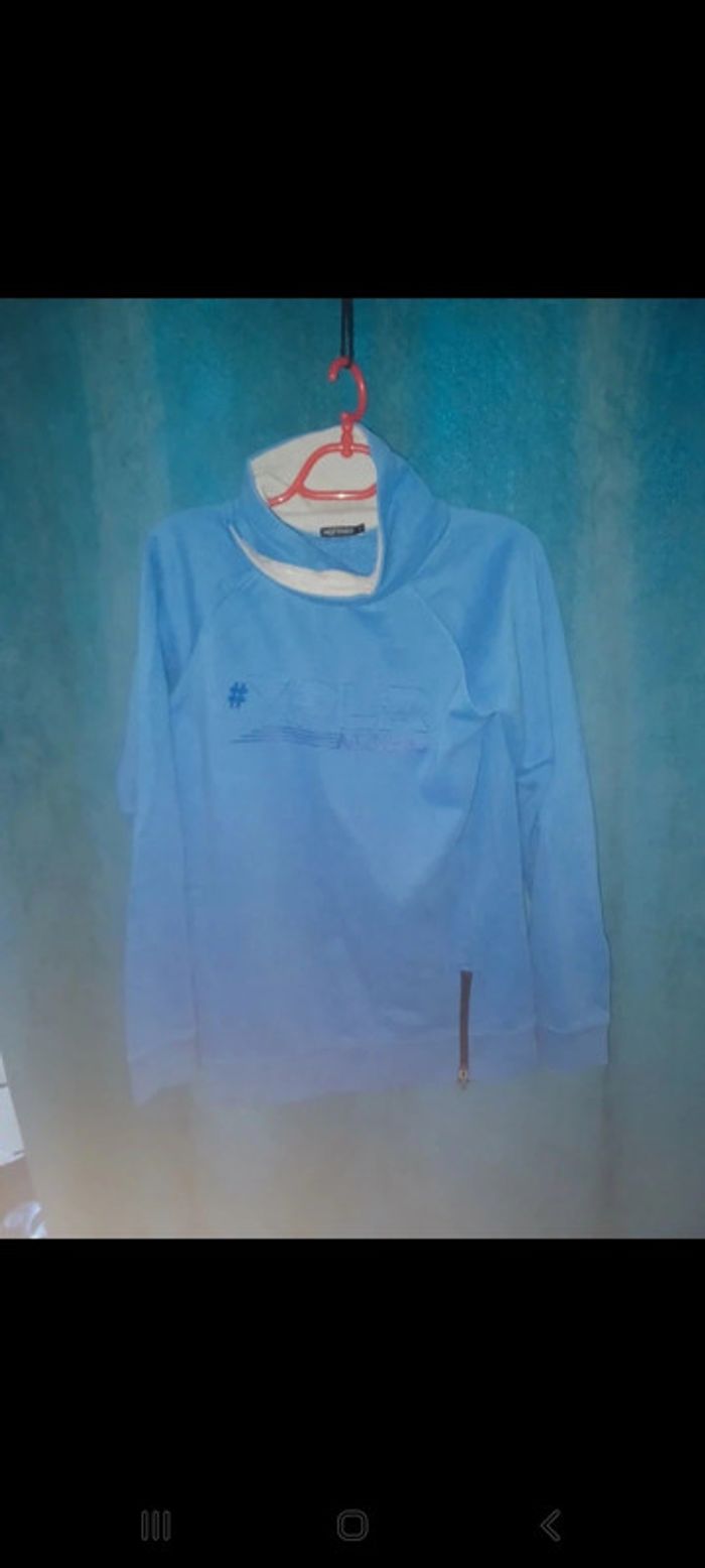 Pull bleu inextenso