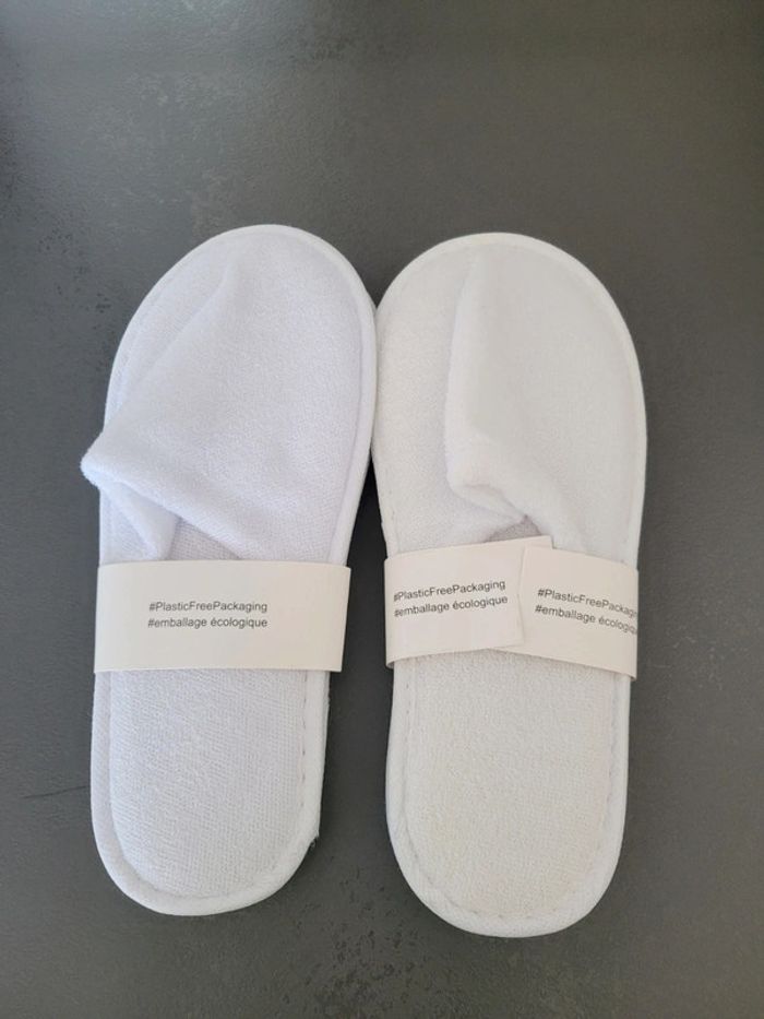 Lot chaussons invités