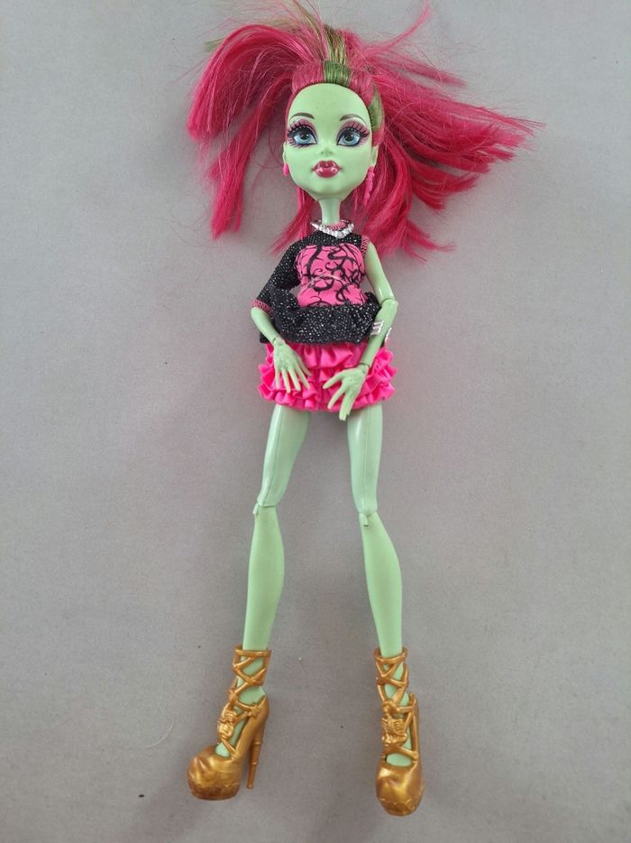 Lot 10 poupées monster high et supports - photo numéro 3