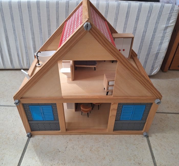 Maison de poupée en bois