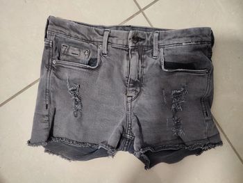 Short jean noir délavé mode troué