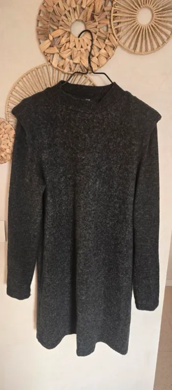 Robe pull epaulette