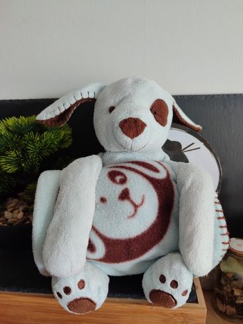 doudou peluche 3 suisses chien assis bleu marron couverture plaid cocard PE0246