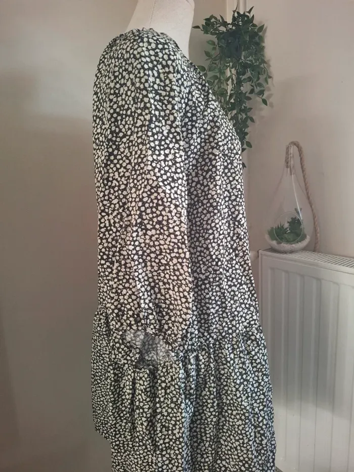 Robe h&m fleurie T36 - photo numéro 3