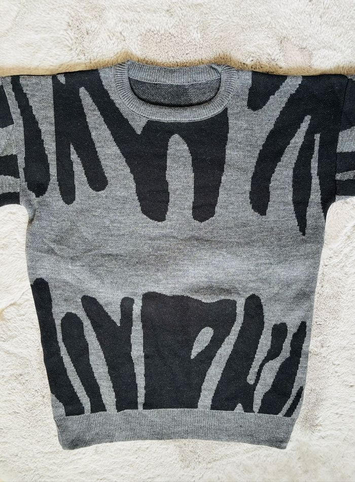 Pull Y2k motif noir graphique- chic et confortable - photo numéro 2