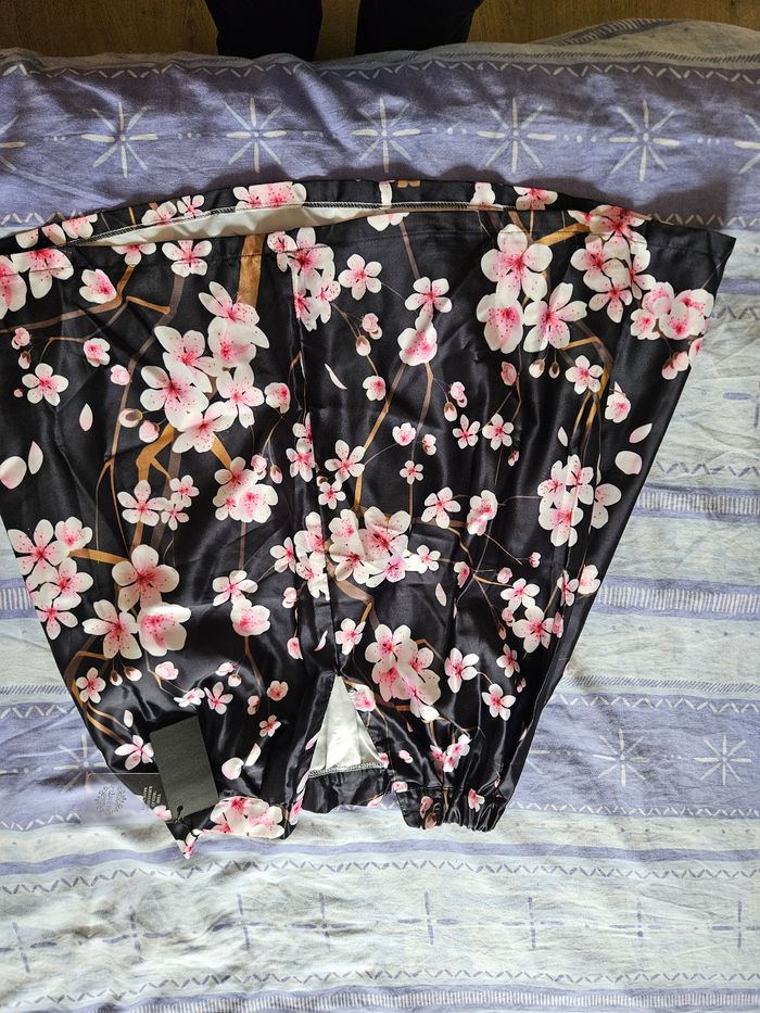 Jupe fond noire, fleur rose - photo numéro 2