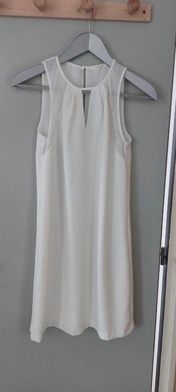 Tres belle robe blanche bras nu