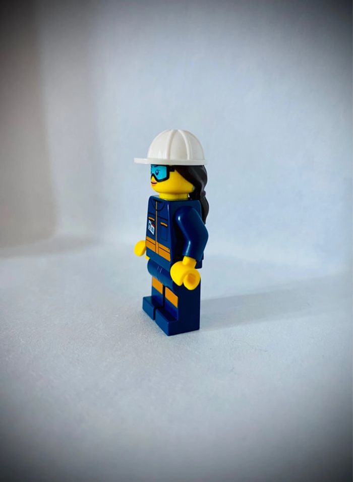 Minifigurine LEGO City - Technicienne CTY1060 - Très bon état - photo numéro 2