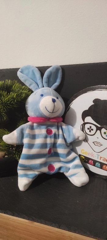 doudou mot roucous lapin blanc bleu rose rayé rayure boutons col