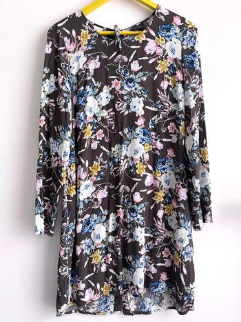 Robe ample manches longues Vila fleurie entièrement boutonnée dans le dos