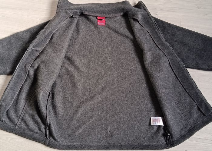 Très belle veste polaire zippée de couleur grise. Taille 12 -14 ans (taille grand) - photo numéro 6