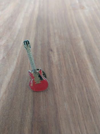 Pins musique  guitare électrique rouge et noir