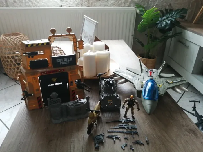 Lot de jouets militaire