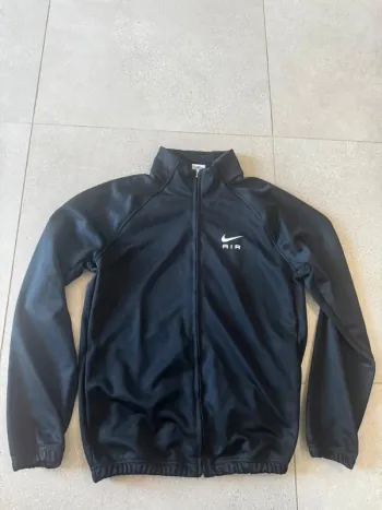 Veste nike air bon état mais il y a quelques traces, taille S