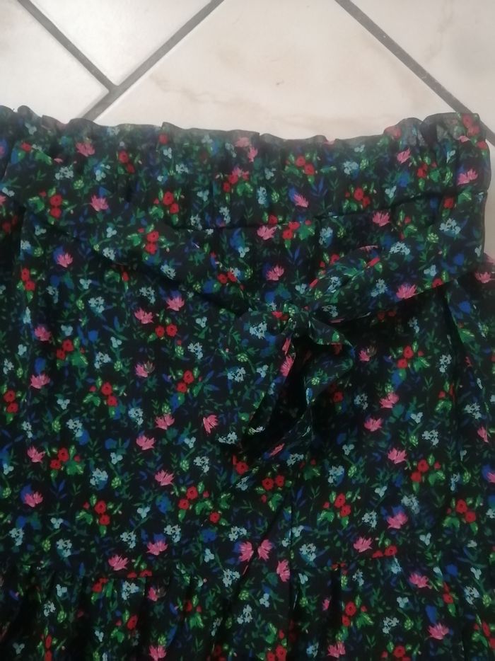 Jupe courte fleurie - photo numéro 2