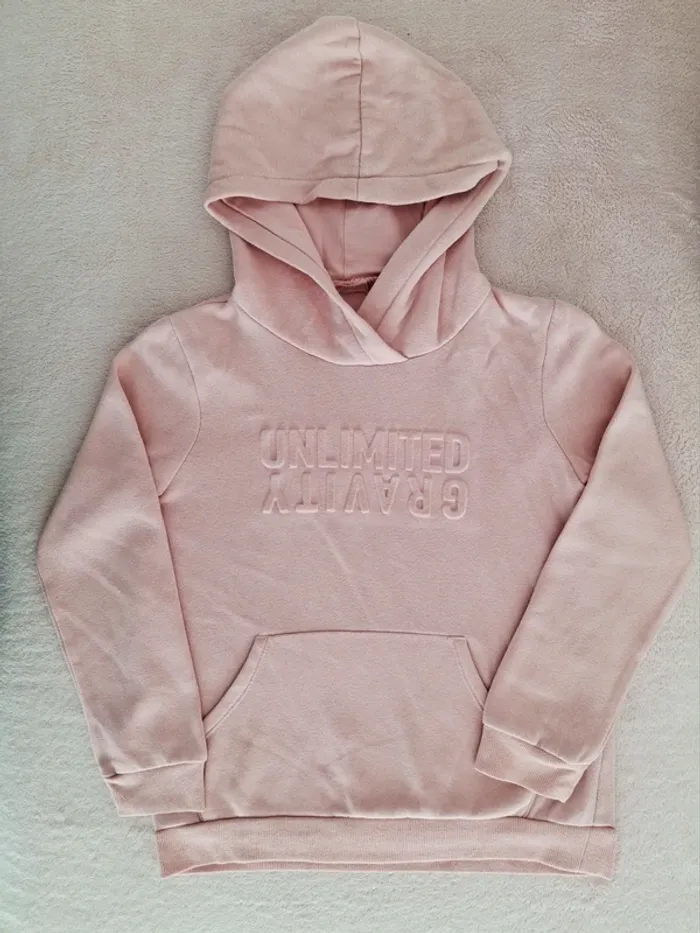 Sweat à capuche Okaïdi 8 ans rose clair avec inscription en relief
