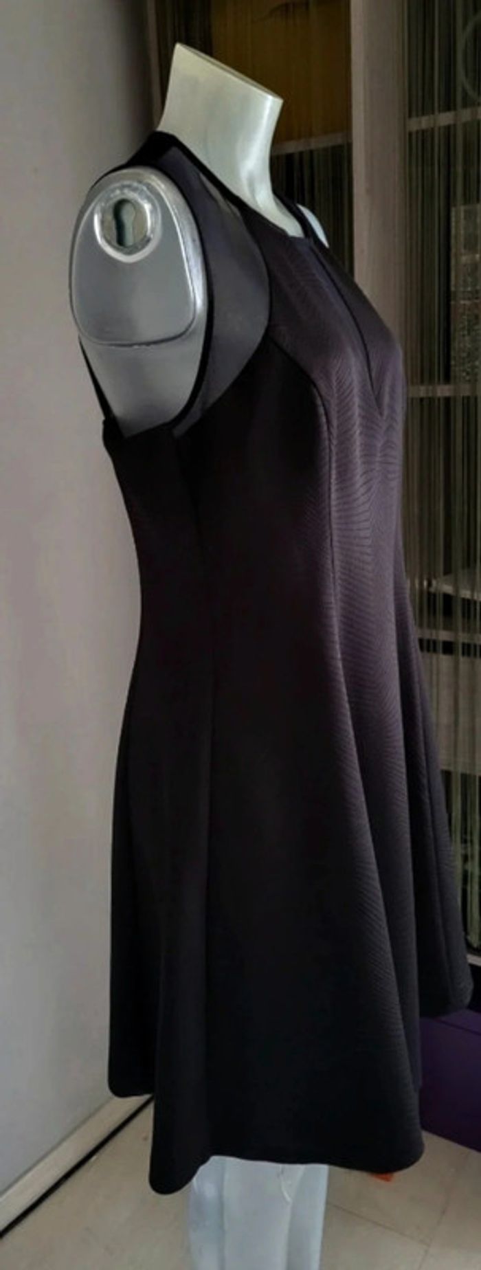 Robe ceintrée noire satinée avec plumetis. Décolleté et dos en voile. Guess XL/42. Neuve 🥰 - photo numéro 6