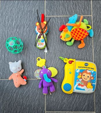 Lot jouets bébé