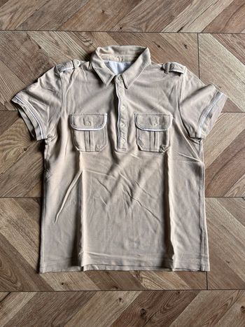 💎 Polo Vintage GUESS – Style Safari / Utility Superbe polo GUESS au look vintage unique. 