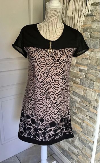Jolie petite robe de couleur beige et noir avec une petite broche taille L