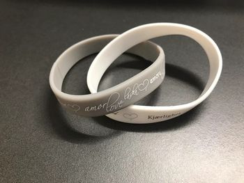 Bracelets entrelacés blanc et gris