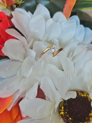 Bague très fine avec sa pierre topaz transparente