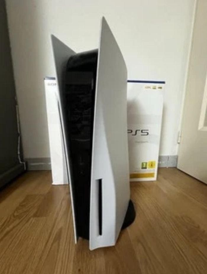 PS5 Standard CD + 2 manettes et support + casque et jeu- très bon état - photo numéro 3