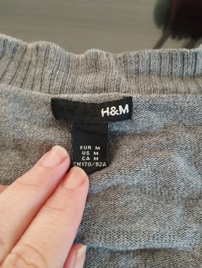 Pull femme gris col V H&M taille M - photo numéro 3