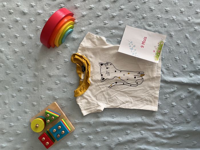 teeshirt manches courtes blanc à col moutarde ouverture totale au dos 9 mois kiabi - photo numéro 2