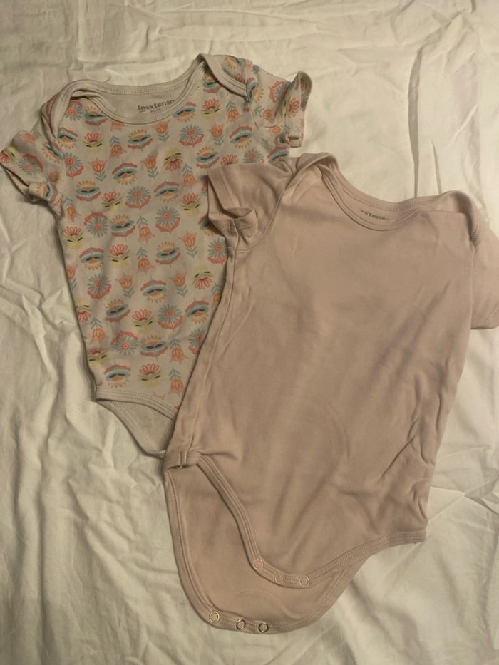 2 bodys manches courtes