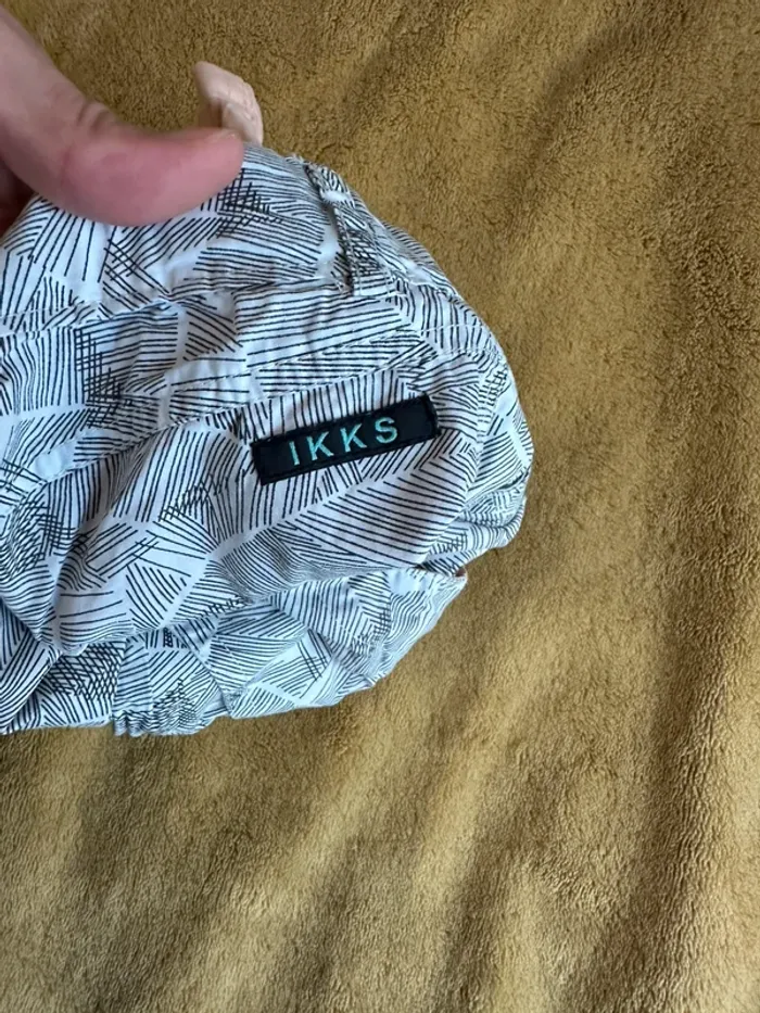 Beau short IKKS réversible taille 6 mois - photo numéro 3