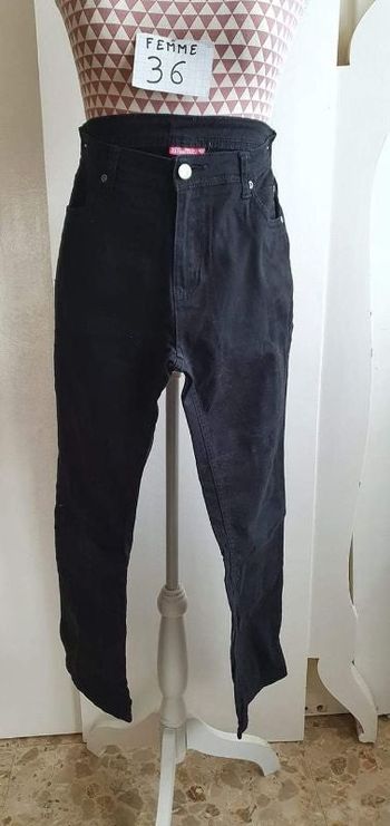Jeans, noir,longueur 91cm,coton et elasthanne, taille standard, forme régular, en très très bon état