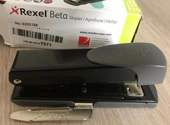 Agrafeuse Noir Rexel (prix Amazo: 16 eur)